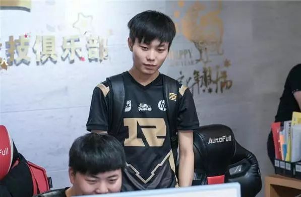 的运动员提 的运动员提